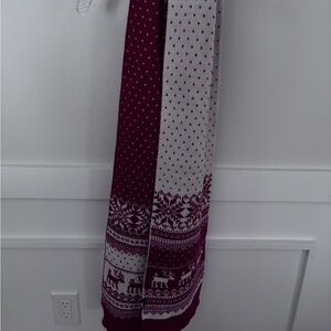 red and white reversible snowflake-patterned scarf 🧣